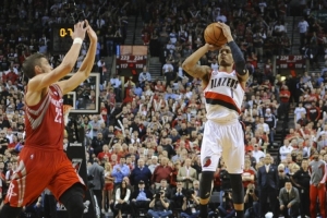 利拉德談0.9秒絕殺火箭：原戰(zhàn)術(shù)是給阿德空接 但老莫鼓勵我接球