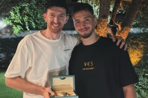 五年1.85億即將生效！申京贈送勞力士 胸前寫著：我老富了