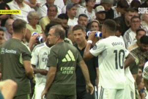 鬧脾氣！維尼修斯不滿被換下喋喋不休，扔下水瓶直接回更衣室