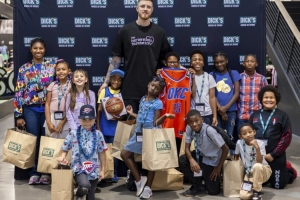 哈騰為小球迷送溫暖！每人300元購物卡+簽名合影留念