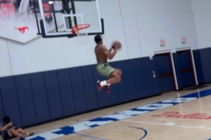 這身體挺勁爆！丹尼斯-史密斯完成雙手折疊轉(zhuǎn)身暴扣