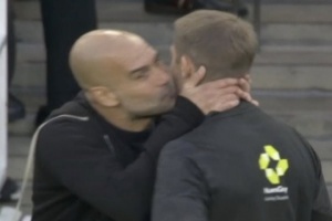 親早了第90分鐘瓜帥笑著親裁判臉頰，3分鐘后被小馬丁絕平