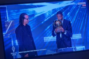 小圖拉姆在家看登貝萊獲得金球獎，曬照配文：這不是AI生成的