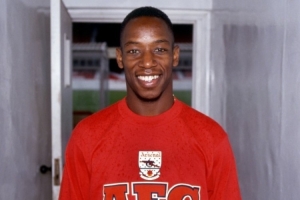 34年前的今天伊恩-賴特加盟阿森納，為槍手出戰(zhàn)288場(chǎng)185球31助