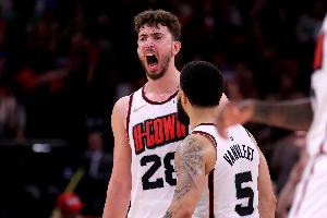 這算好消息？上賽季火箭雙塔在范弗里特下場時 正負值更高