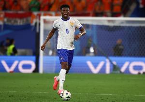 巴黎人報：因?qū)﹃嚤鶏u時染紅，瓊阿梅尼將被禁賽2場