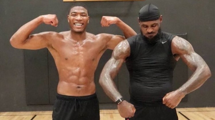 積極備戰(zhàn)新賽季！訓(xùn)練師曬詹姆斯與八村塁訓(xùn)練照 兩人大秀肌肉