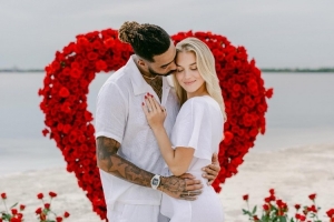 浪漫沙灘見證！拉塞爾向女友求婚成功！