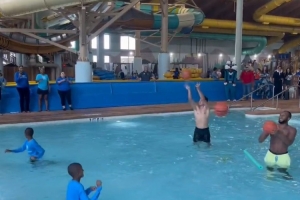 球滑影響手感！謝潑德&奧科吉泳池PK投籃 募集善款10000萬美元