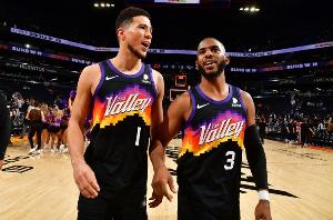 帕金斯：布克需要展現(xiàn)領(lǐng)導(dǎo)力 像保羅當(dāng)年指導(dǎo)他那樣指導(dǎo)杰倫-格林