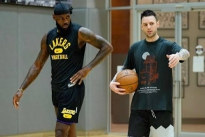 訓(xùn)練師Brickley：老詹的自律無(wú)人能及 8點(diǎn)訓(xùn)練他6點(diǎn)就會(huì)來(lái)熱身