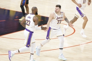 楊毅：詹姆斯東契奇得分多 因?yàn)閭髑蚰芰μ珡?qiáng) 導(dǎo)致對(duì)手不敢去包夾