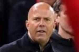 今日趣圖：法棍應(yīng)該去脫基耶薩的球衣啊，不會可以讓霍伊倫教一下