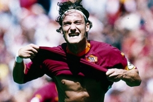 托蒂今天迎來49歲生日，羅馬官推送祝福：托蒂就是羅馬