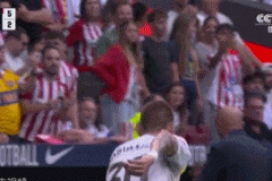 馬斯坦托諾最后時刻被球砸，隨后大腳把球踢上看臺險些擊中小球迷