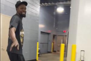 壽星來了！杜蘭特面帶微笑走入豐田中心 將出席媒體人活動