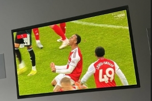 密切關注隊友表現(xiàn)！馬杜埃凱曬看球照，稱贊加布里埃爾為“野獸”