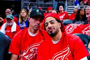 步行者官推曬照：哈利伯頓&麥康納觀戰(zhàn)WNBA半決賽狂熱對陣王牌