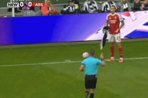 卡拉菲奧里擲邊線球時(shí)試圖用毛巾擦球，但裁判不允許