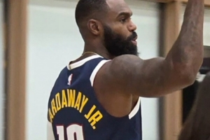 當年他爹在掘金也穿10號！小哈達威神穿10號球衣亮相掘金媒體日