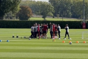 球隊凝聚力！薩利巴續(xù)約后亮相訓練，阿森納隊友紛紛拍背祝賀