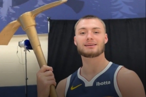 蓄起小胡子&手拿鐵鎬 布勞恩：我們是礦工 要去挖金子