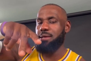 詹姆斯自拍向球迷問好：我想你們了 這賽季會(huì)很精彩 期待見到你們