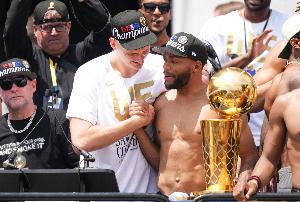 布魯斯-布朗：我和很多超巨合作過 約基奇能讓比賽變得最簡單