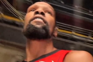 杜蘭特穿火箭球衣進場：能成為火箭一員太棒了 等不及開啟新賽季