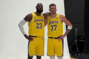 如何幫助東契奇？詹姆斯：對(duì)自己負(fù)責(zé) 在場(chǎng)上做球隊(duì)需要我做的事