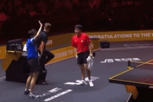 林高遠(yuǎn)不敵梁靖崑無緣晉級后，離場時遺憾的摸了摸兩邊球臺