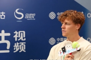 辛納談阿爾卡拉斯：我們?cè)谟行┓矫娓?jìng)爭(zhēng)激烈，試圖逼出彼此的極限