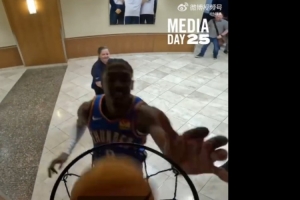 誰童年第一扣不是扣小籃筐？雷霆全隊(duì)玩小籃筐 卡魯索帶頭一頓玩