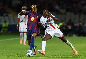 前裁判：亞馬爾被門德斯放倒，后者已有一張黃牌，但裁判放過了他