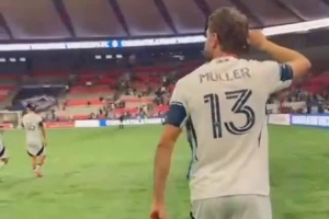 舞姿妖嬈！穆勒賽后跳舞慶祝奪冠：繼續(xù)狂歡