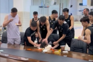 殘暴杜鋒曬球隊(duì)給助教巴斯蒂安-卡多特過(guò)生日視頻