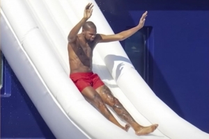 休賽期沒看到你玩游艇滑梯？杜蘭特：這次沒被拍到不代表我沒玩