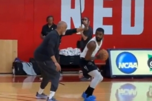 加速恢復(fù)中！歐文現(xiàn)身溫哥華訓(xùn)練營(yíng) 沉浸式感受近期投籃訓(xùn)練