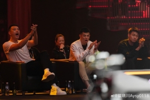 翟曉川與趙睿、方碩一起觀看王楚欽的比賽：太激動(dòng)了 嗓子喊啞了