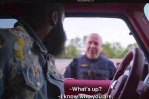 又被攔了！快船球星哈登在拍攝Netflix紀錄片期間開車被警察攔下