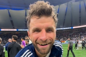 穆勒達(dá)成職業(yè)生涯300球里程碑，賽后獲贈紀(jì)念蛋糕