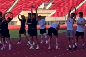 田徑場開練！浙江男籃曬球隊訓(xùn)練視頻：跑起來！