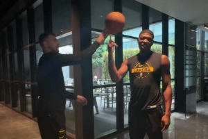 湖人轉(zhuǎn)球挑戰(zhàn)：里夫斯時間最長 八村塁轉(zhuǎn)球時被東契奇一把拍掉