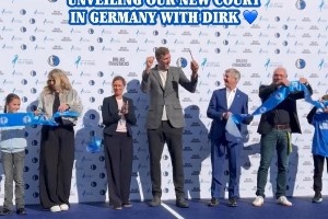 球場(chǎng)真好看！獨(dú)行俠官方攜手諾維茨基在其家鄉(xiāng)揭幕第4座翻新球場(chǎng)