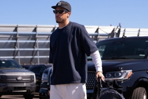 季前賽對陣湖人！太陽曬登機照：布克帥氣亮相 馬威橙色短褲亮眼