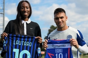 意大利女排球員、奧運(yùn)冠軍埃格努造訪國(guó)米，與勞塔羅互換球衣