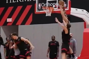 官方“搞事”！火箭曬亞當(dāng)斯隔扣回應(yīng)申京視頻 海王霸氣喊話