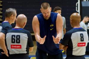 卷到裁判身上了！對抗訓(xùn)練后 約基奇拉著裁判問了20分鐘問題