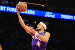 小試牛刀！布克三節(jié)19中8拿下24分2板7助1帽 正負(fù)值+22