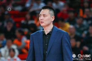 盧偉：我們在核心后衛(wèi)位置上還是需要一個(gè)更大心臟&處理球更穩(wěn)的